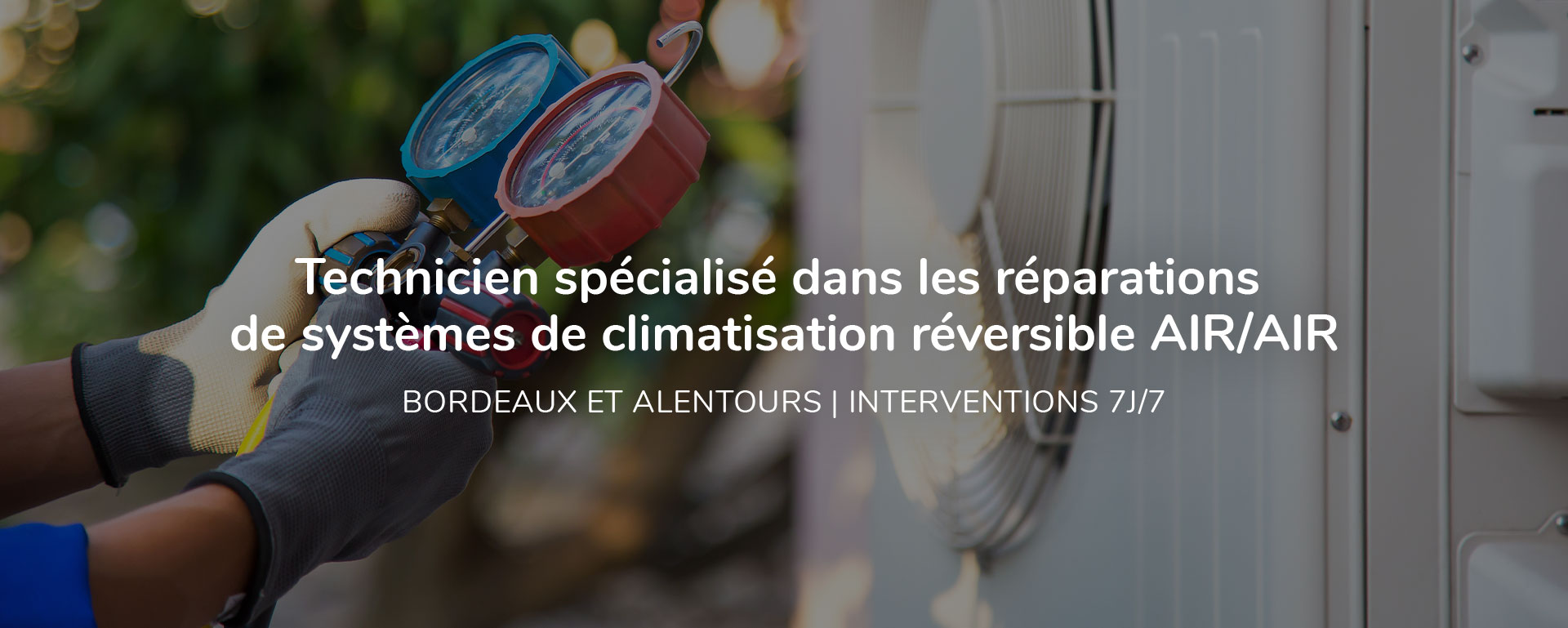 Technicien qui réalise la maintenance d'un climatiseur