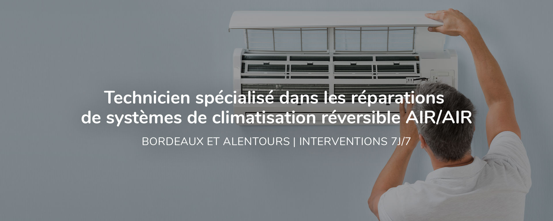 Technicien qui réalise une réparation sur un climatiseur